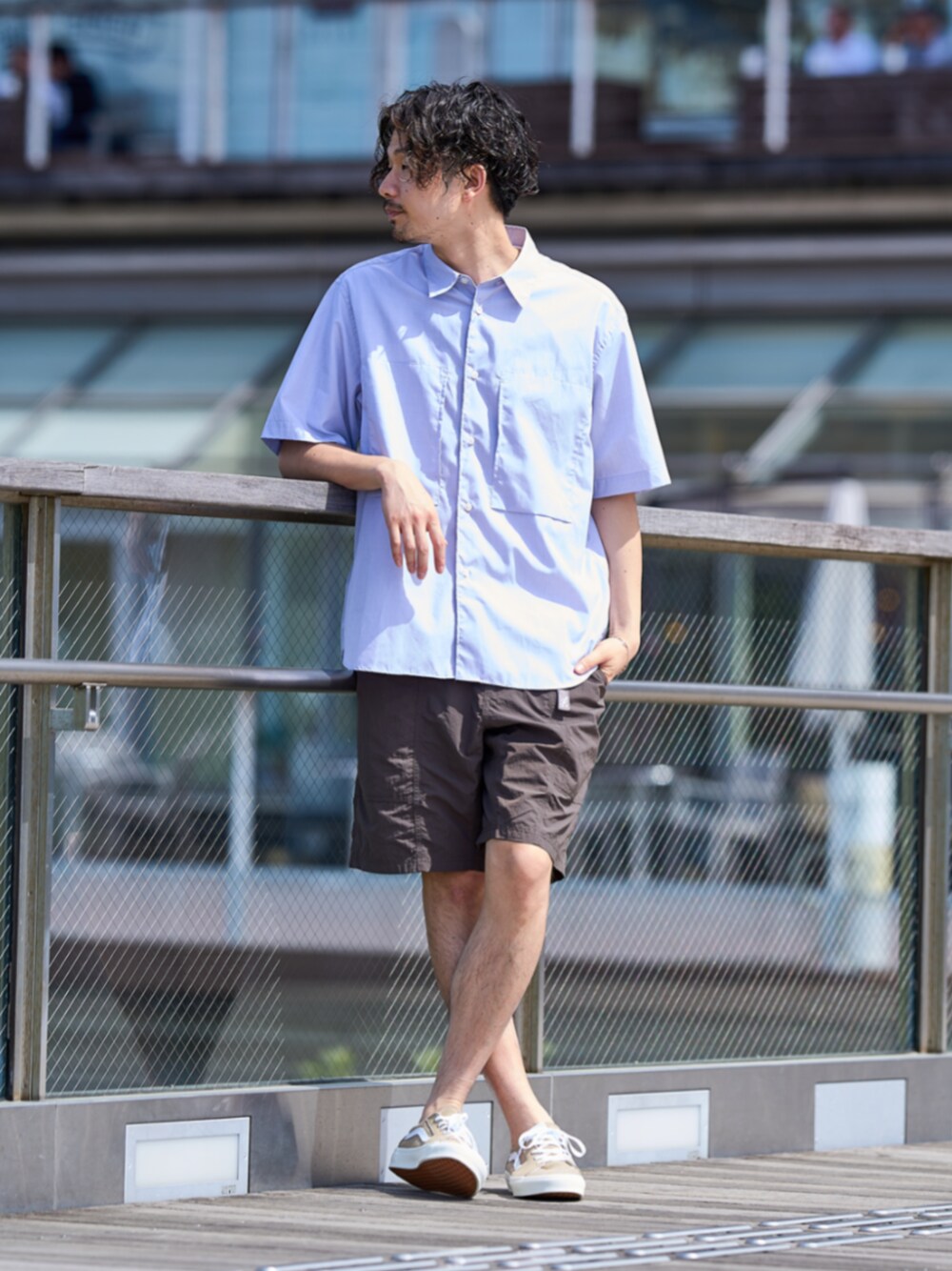 ブラウン系のカーゴパンツ、ベージュ系のスニーカーを着用したメンズの春コーディネートの1枚目の写真