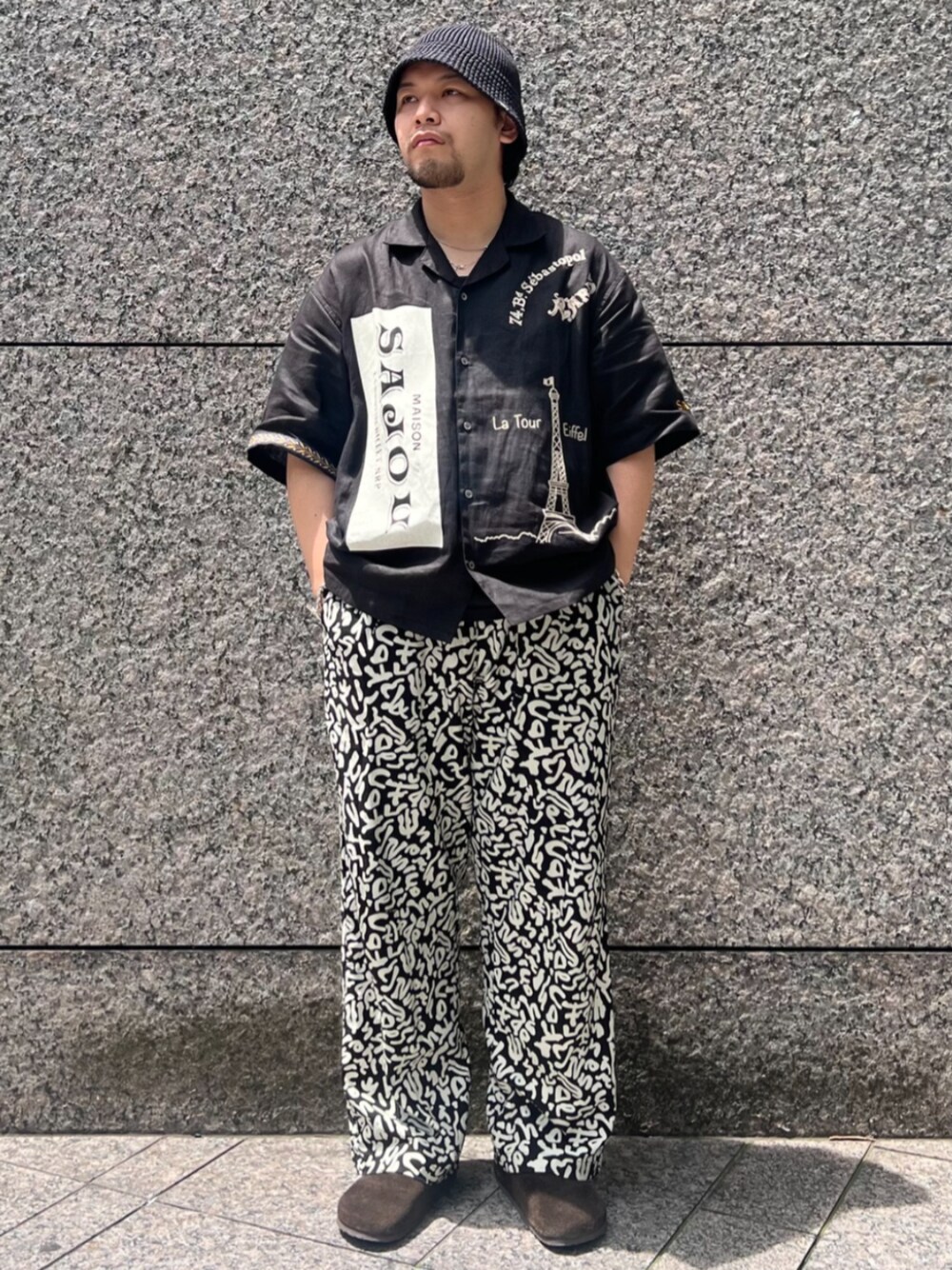 「シャツスタイル、半袖シャツ、柄シャツ、柄パンツ、イージーパンツ、モノトーン、バケットハット、きれいめカジュアル、夏コーデ、さらっと晴れやかスナップ、お出かけコーデ、スラックス、テーマパークコーデ、メンズコーデ」｜「RACALの【RACAL / ラカル】417別注 Japanese Paper Knit Bucket Hat（ニットキャップ/ビーニー、ブラック系）」を使った、417 officialさん（メンズ・172cm）の夏コーディネートの1枚目の写真