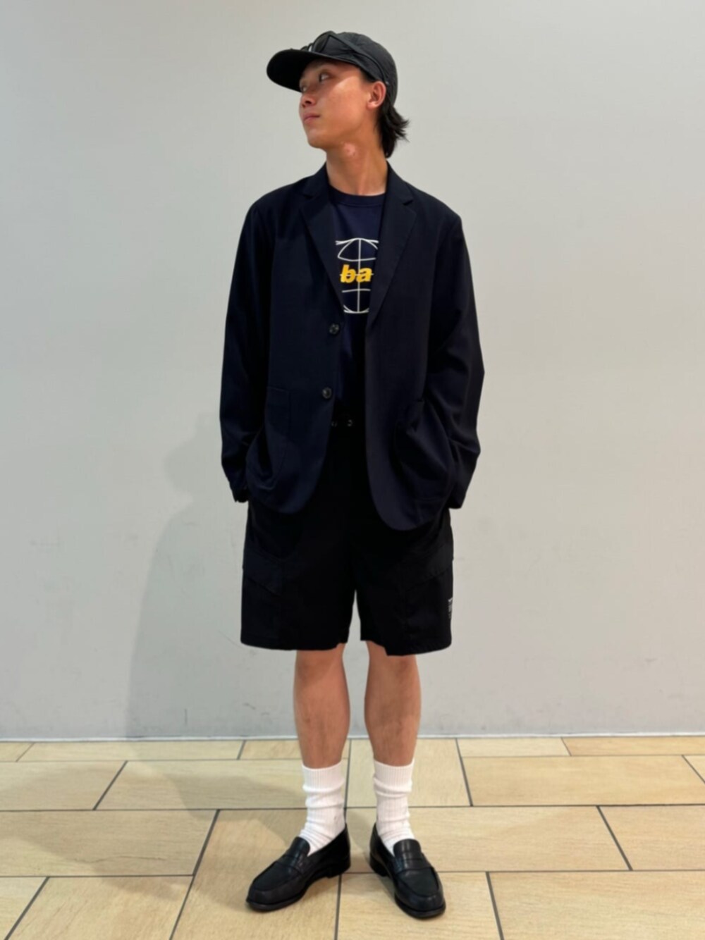 ブルー系のTシャツ/カットソー、ブラック系のその他パンツ、ブルー系のテーラードジャケットを着用したメンズの夏コーディネートの1枚目の写真