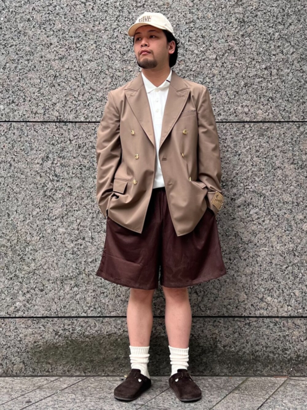「ジャケット、FRED PERRY、FRED PERRY ポロシャツ、ポロシャツ、ショートパンツ、ショーツ、キャップ、メンズファッション、レイヤードスタイル、ハーフパンツ、きれいめカジュアル」｜「417 EDIFICEの【LE SUPER ATELIER】Casquette（キャップ、ホワイト系）」を使った、417 officialさん（メンズ・172cm）の夏コーディネートの1枚目の写真