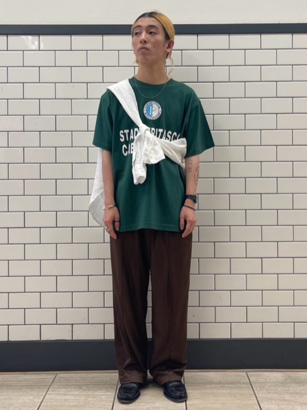 ブラウン系のスラックス、グリーン系のTシャツ/カットソー、ホワイト系のシャツ/ブラウスを着用したメンズの夏コーディネートの1枚目の写真