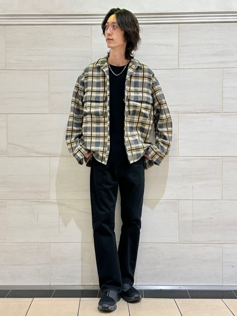 「リーバイス、リーバイス517、デニムパンツ、デニム、シンプルコーデ、カジュアル、シャツスタイル、休日スタイル、メンズファッション」｜「Levi'sのLevi’s(リーバイス) 別注 517 TM BLACK L30（デニムパンツ、ブラック系）」を使った、417 officialさん（メンズ・185cm）の冬コーディネートの1枚目の写真