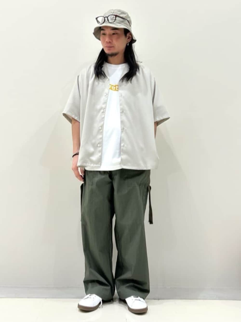 ホワイト系のスニーカー、ベージュ系のシャツ/ブラウス、ホワイト系のTシャツ/カットソーを着用したメンズの夏コーディネートの1枚目の写真