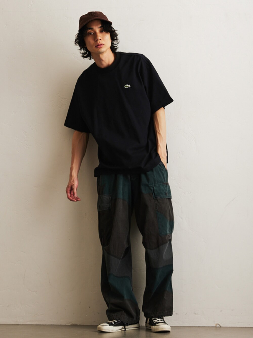ブラック系のTシャツ/カットソー、ブラウン系のキャップを着用したメンズの春コーディネートの1枚目の写真