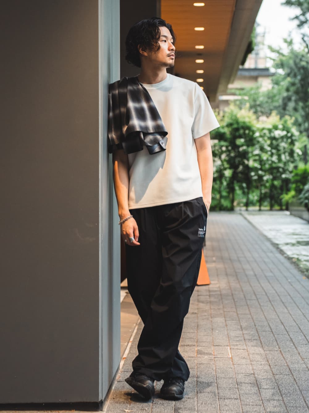 「Tシャツ、テックウェア、接触冷感、速乾、きれいめカジュアル、イージーパンツ、ナイロンパンツ、夏だ！Tシャツ着よう！、無地T、シンプルコーデ、メンズファッション、Tシャツコーデ、Tシャツスタイル、白Tシャツ、夏コーデ」｜「417 EDIFICEの”ワッシャーナイロン”イージーワイドパンツ（その他パンツ、ブラック系）」を使った、417 officialさん（メンズ・178cm）の夏コーディネートの1枚目の写真