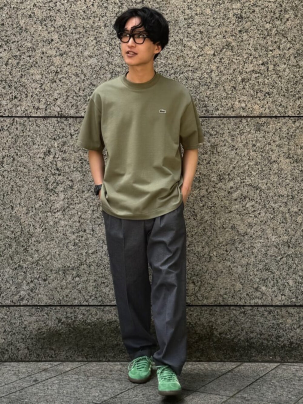 グリーン系のTシャツ/カットソー、グリーン系のスニーカーを着用したメンズの春コーディネートの1枚目の写真
