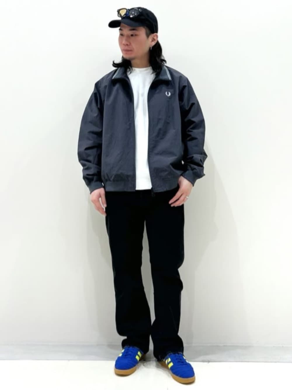 ブラック系のデニムパンツ、グレー系のナイロンジャケットを着用したメンズの冬コーディネートの1枚目の写真