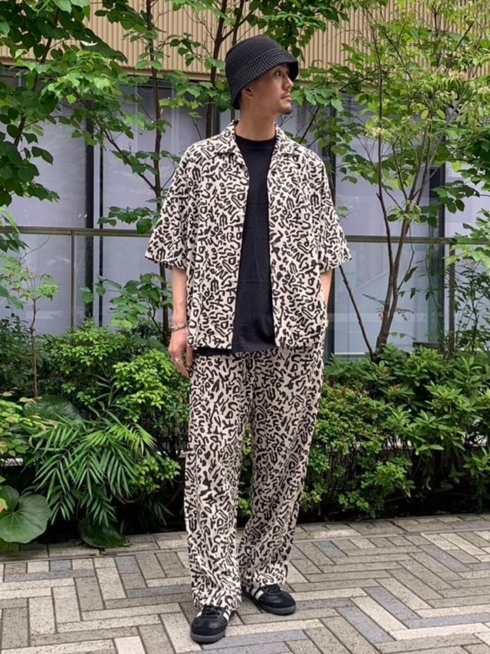 ホワイト系のシャツ/ブラウス、ホワイト系のその他パンツ、ブラック系のTシャツ/カットソーを着用したメンズの春コーディネートの1枚目の写真