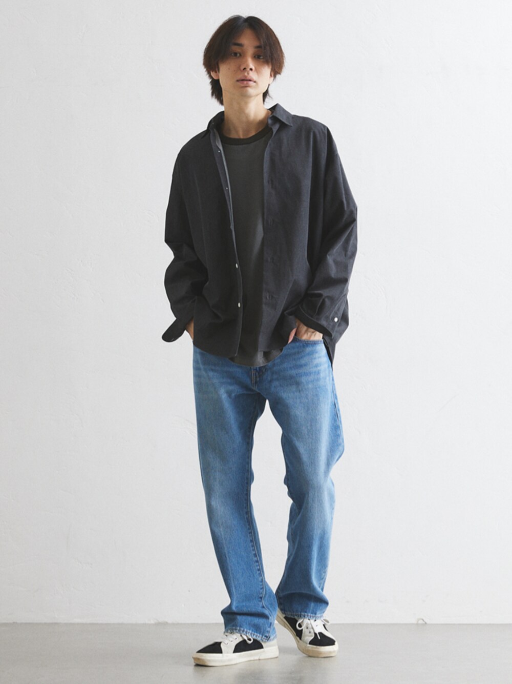 ブルー系のデニムパンツ、ブラック系のシャツ/ブラウスを着用したメンズの夏コーディネートの1枚目の写真