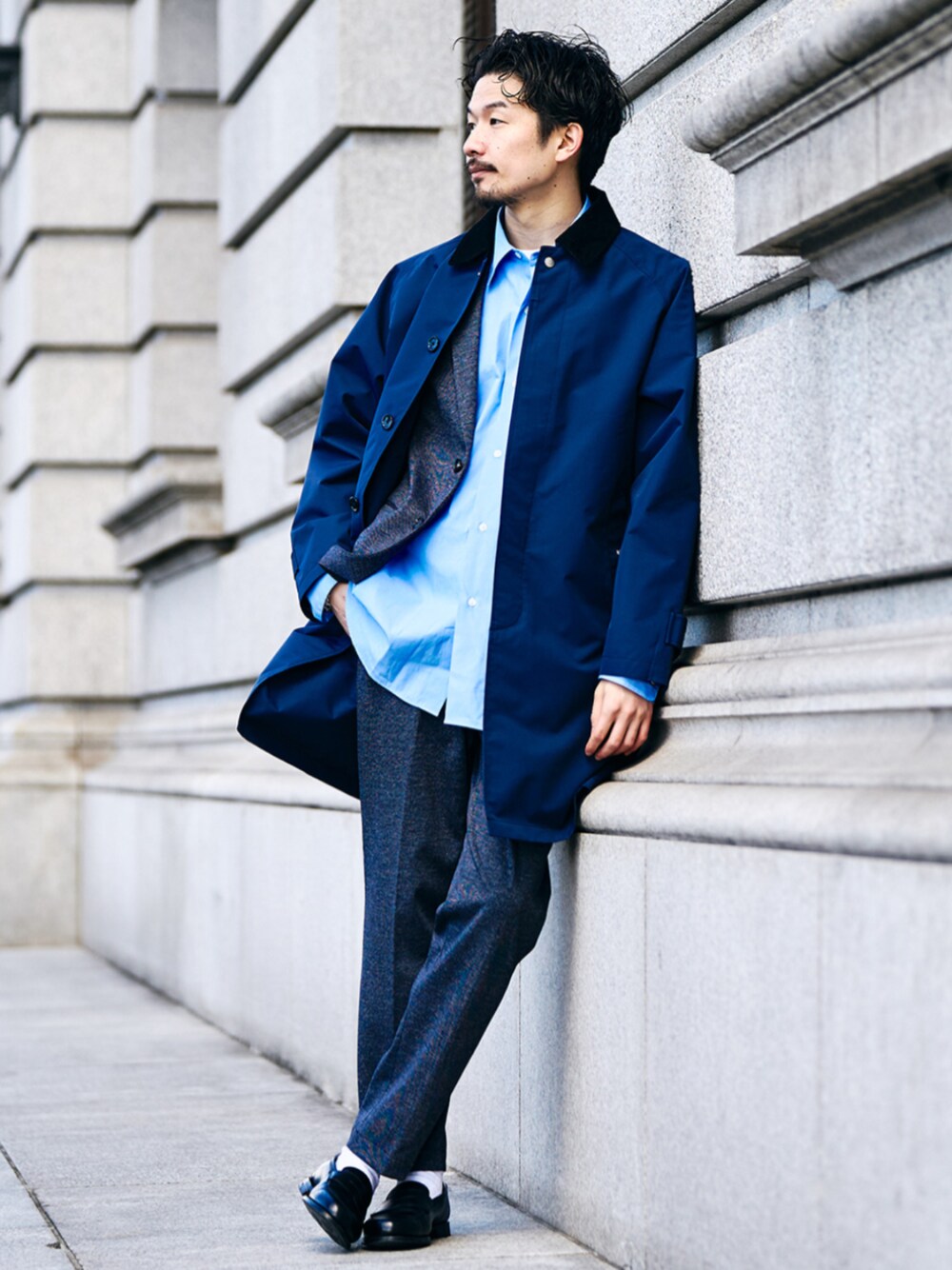 ブルー系のステンカラーコート、ブルー系のセットアップ、ブルー系のシャツ/ブラウスを着用したメンズの冬コーディネートの1枚目の写真