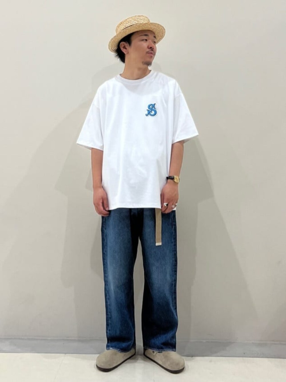 ホワイト系のTシャツ/カットソー、ブルー系のデニムパンツ、ベージュ系のベルトを着用したメンズの夏コーディネートの1枚目の写真