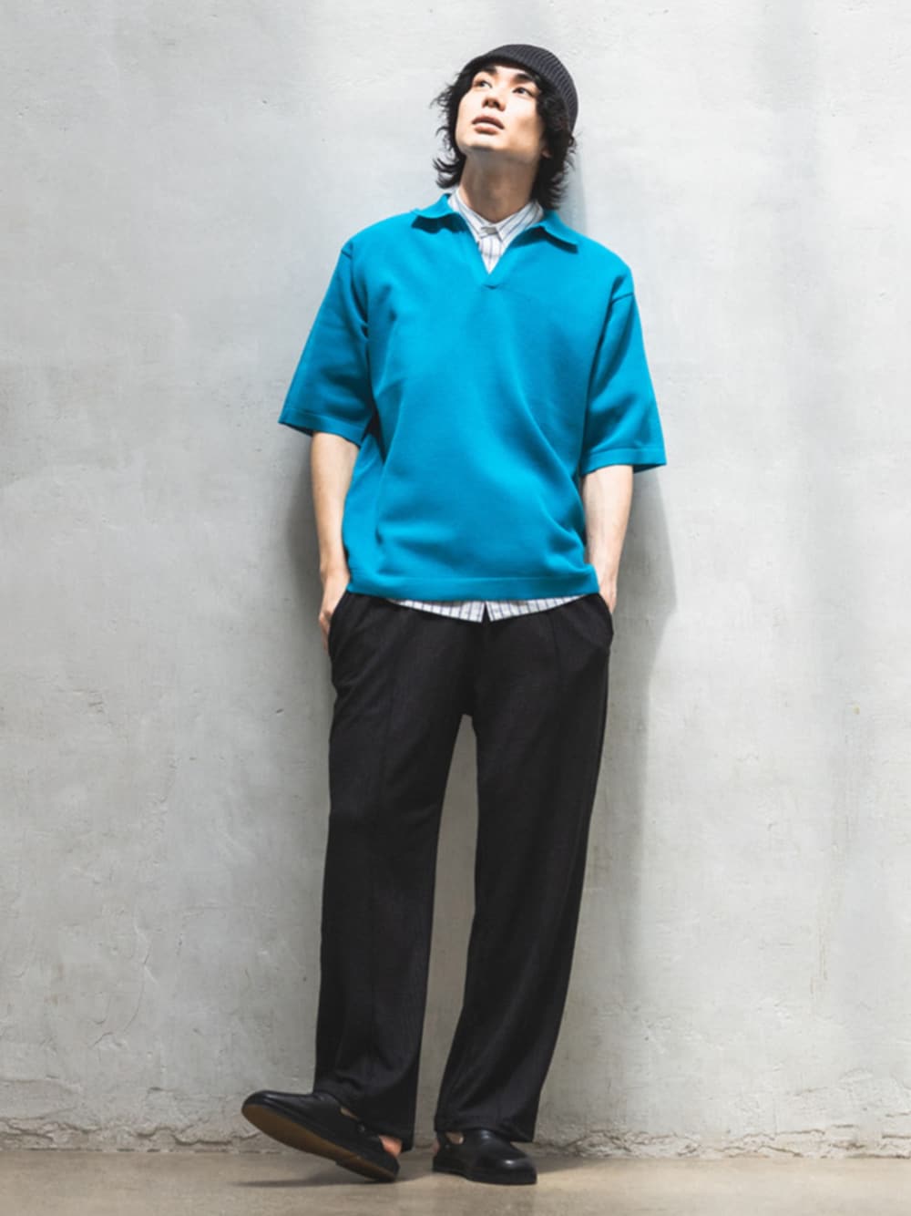 ブルー系のTシャツ/カットソー、ブラック系のスラックス、ホワイト系のシャツ/ブラウスを着用したメンズの春コーディネートの1枚目の写真