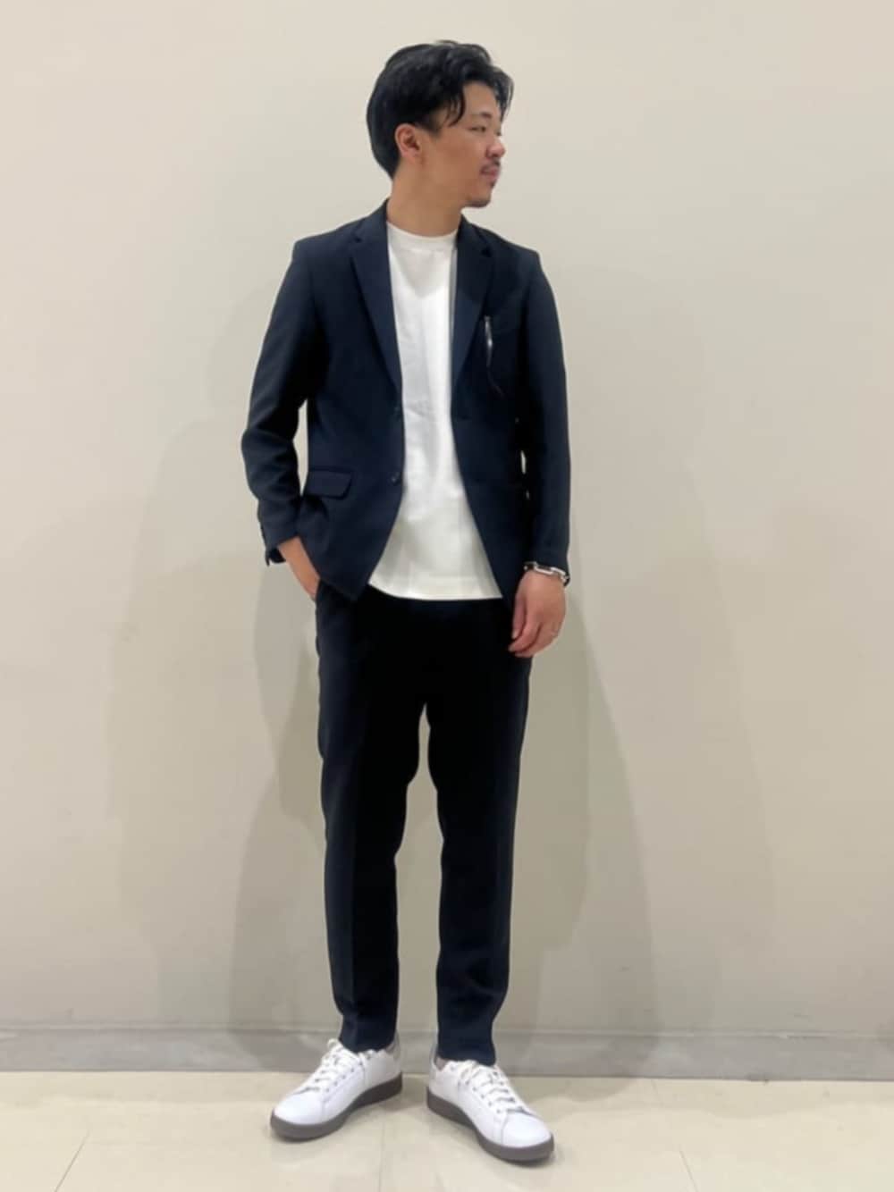 ホワイト系のTシャツ/カットソー、ホワイト系のスニーカー、ブルー系のセットアップを着用したメンズの春コーディネートの1枚目の写真