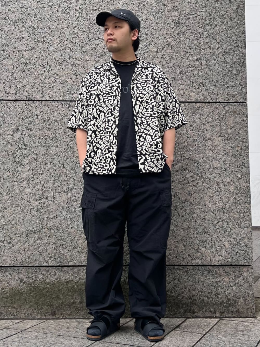 ブラック系のシャツ/ブラウス、ブラック系のサンダルを着用したメンズの春コーディネートの1枚目の写真