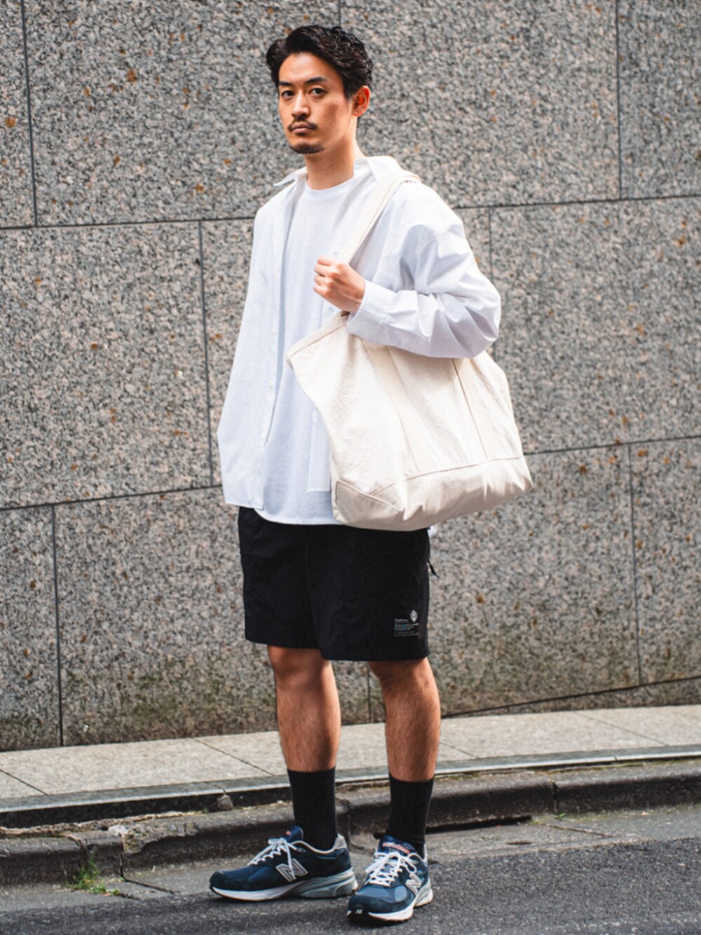 ブラック系のその他パンツ、ホワイト系のTシャツ/カットソー、ホワイト系のシャツ/ブラウスを着用したメンズの夏コーディネートの1枚目の写真