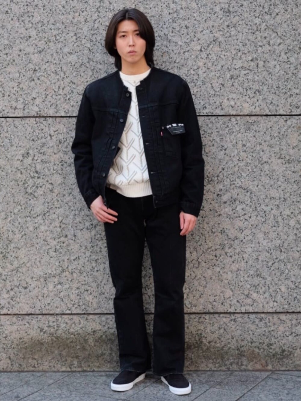 ブラック系のデニムパンツ、ブラック系のデニムジャケットを着用したメンズの冬コーディネートの1枚目の写真