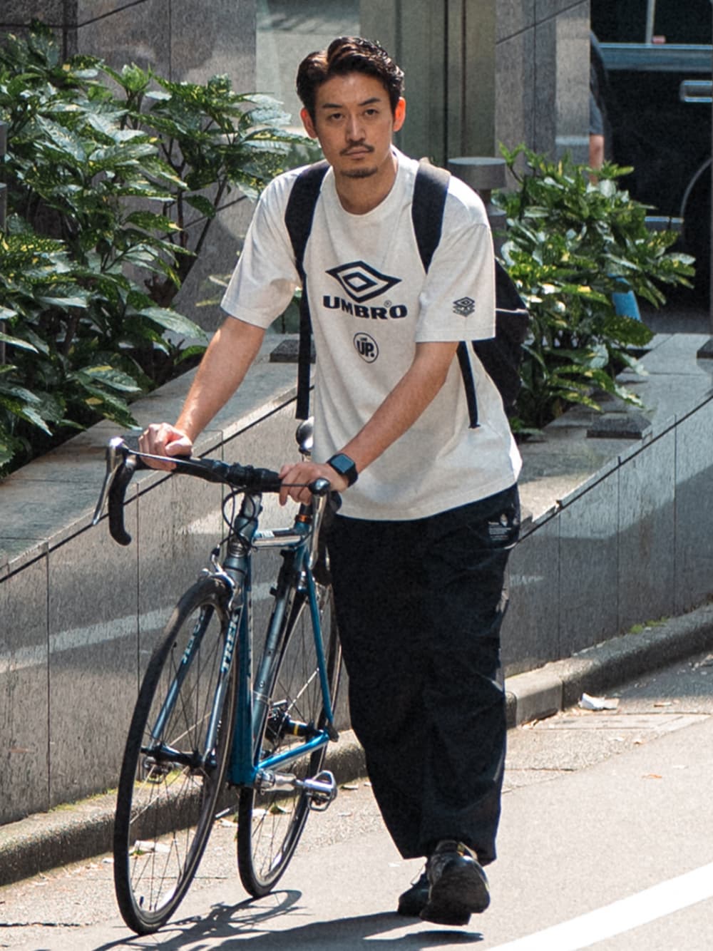 ブラック系のその他パンツ、ホワイト系のTシャツ/カットソーを着用したメンズの夏コーディネートの1枚目の写真