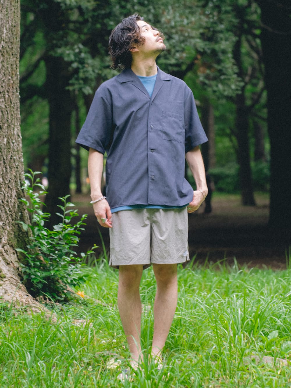 ブラック系のサンダル、ブルー系のTシャツ/カットソー、グレー系のシャツ/ブラウスを着用したメンズの夏コーディネートの1枚目の写真