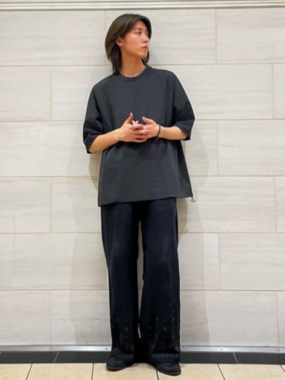 ブラック系のスラックス、グレー系のTシャツ/カットソーを着用したメンズの夏コーディネートの1枚目の写真