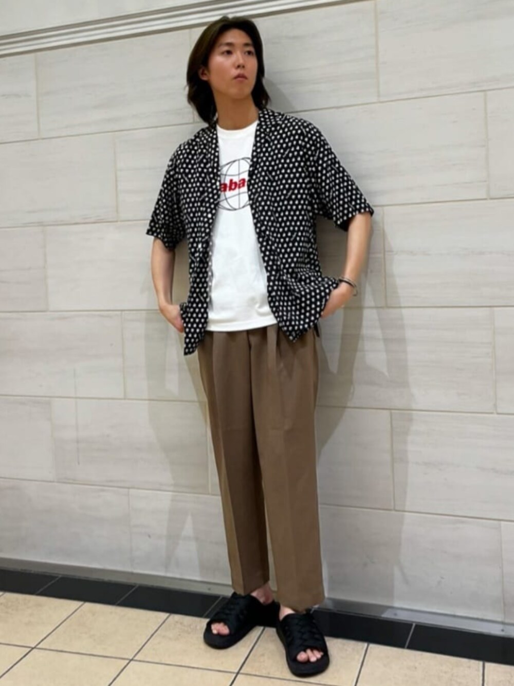 ブラック系のサンダル、ブラウン系のスラックス、ブラック系のシャツ/ブラウスを着用したメンズの夏コーディネートの1枚目の写真