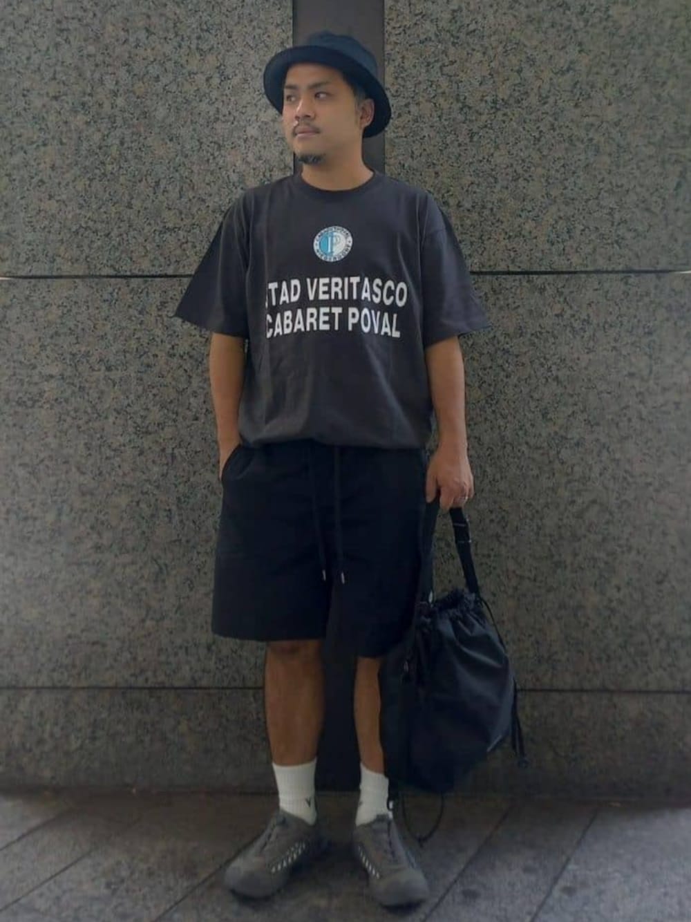 「Tシャツ、ロゴT、ショートパンツ、NEW ERA、ハット、モノトーン、バケットハット、デートコーデ、夏コーデ、ハーフパンツ、サンダル、夏だ！Tシャツ着よう！、大人カジュアル、夏コーデ、シンプルスタイル」｜「BAICYCLON by Bagjackの【BAICYCLON by bagjack / バイシクロン バイ バッグジャック】 DRAWSTRING BAG（ショルダーバッグ、ブラック系）」を使った、417 officialさん（メンズ・167cm）の夏コーディネートの1枚目の写真