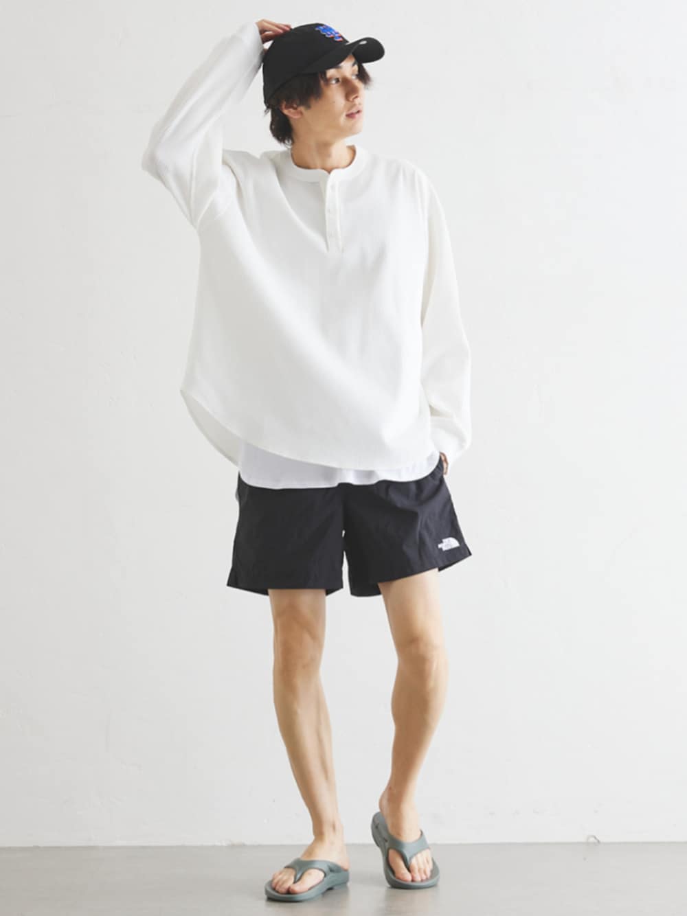 ホワイト系のタンクトップ、ホワイト系のTシャツ/カットソー、ブラック系のその他パンツを着用したメンズの夏コーディネートの1枚目の写真