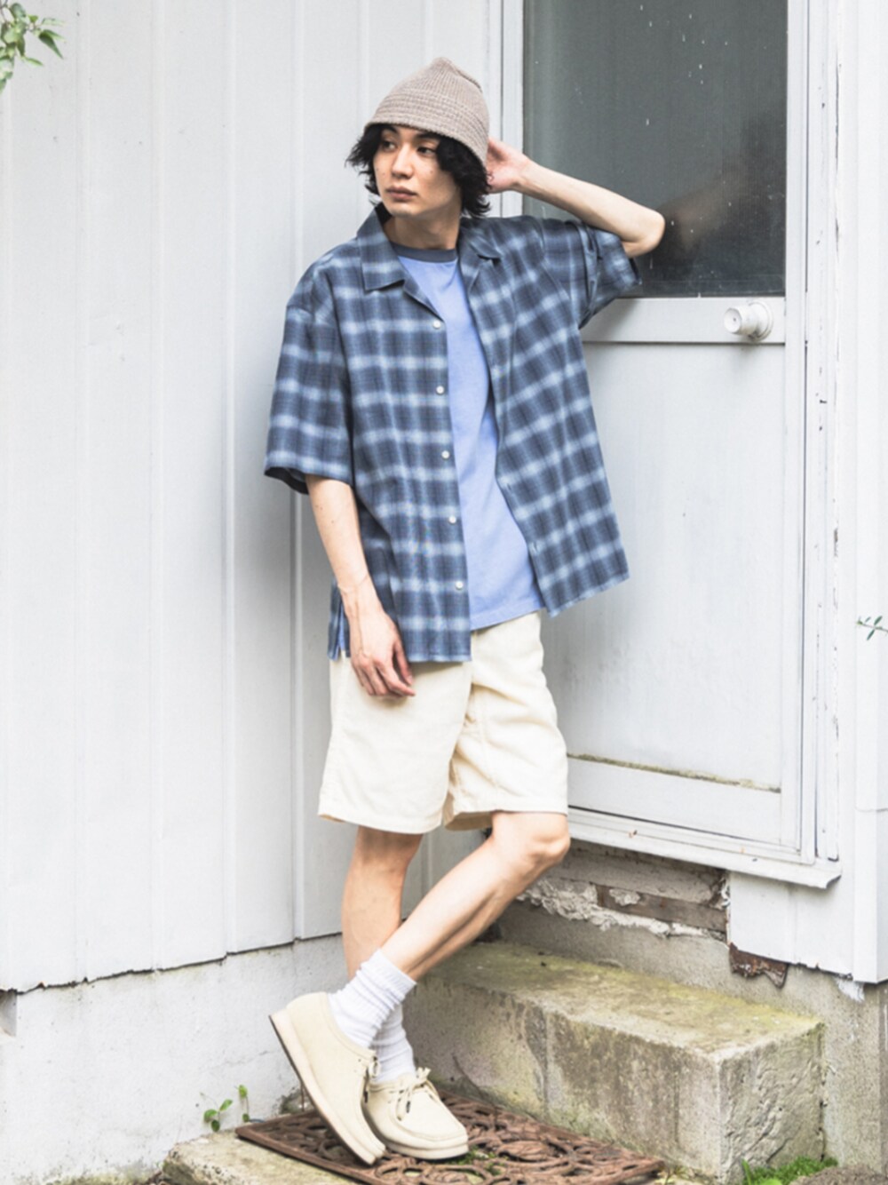 ブルー系のシャツ/ブラウス、ブルー系のTシャツ/カットソー、ベージュ系のニットキャップ/ビーニーを着用したメンズの春コーディネートの1枚目の写真