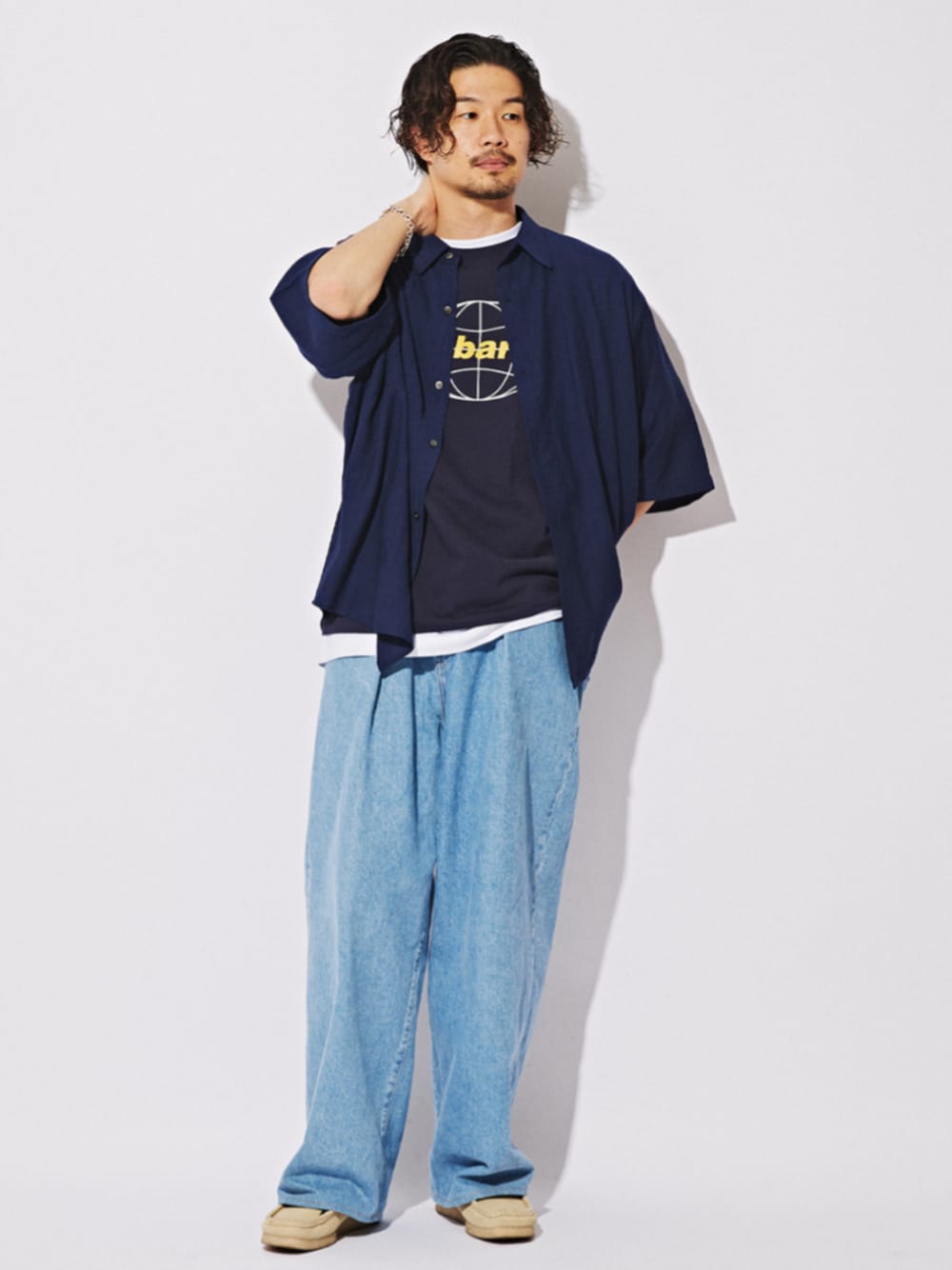 ブルー系のTシャツ/カットソー、ブルー系のシャツ/ブラウスを着用したメンズの夏コーディネートの1枚目の写真