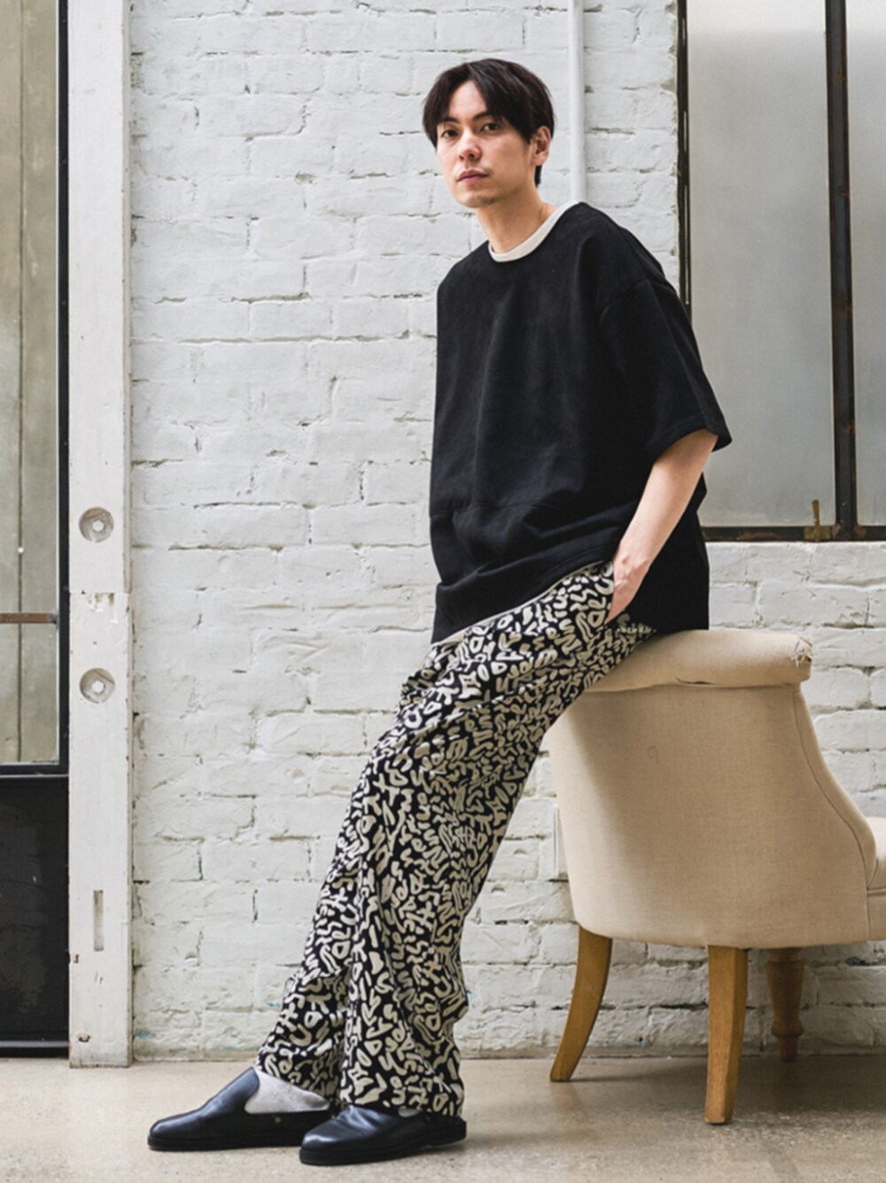 ブラック系のTシャツ/カットソー、ブラック系のその他パンツを着用したメンズの春コーディネートの1枚目の写真