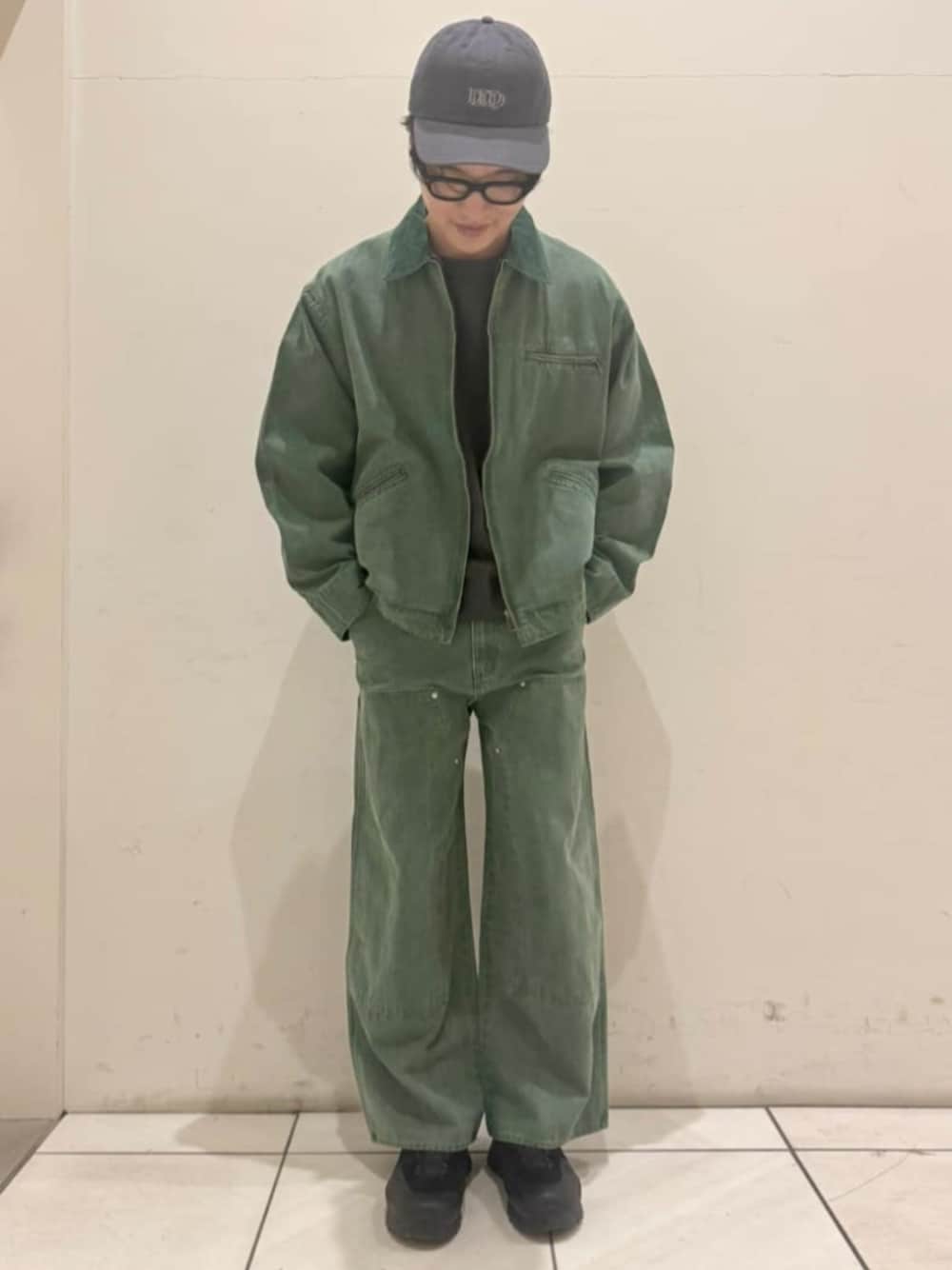 グリーン系のカバーオール、グリーン系のカーゴパンツを着用したメンズの冬コーディネートの1枚目の写真