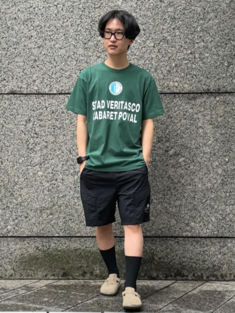 「Tシャツ、ロゴT、グリーン、ショートパンツ、birkenstock、サンダル、メガネ男子、デートコーデ、夏コーデ、ハーフパンツ、夏だ！Tシャツ着よう！、おでかけコーデ、夏コーデ、シンプルスタイル」｜「cabaret povalのCABARET POVAL / キャバレーポバール 417別注 F Tシャツ（Tシャツ/カットソー、グリーン系）」を使った、417 officialさん（メンズ・171cm）の夏コーディネートの1枚目の写真