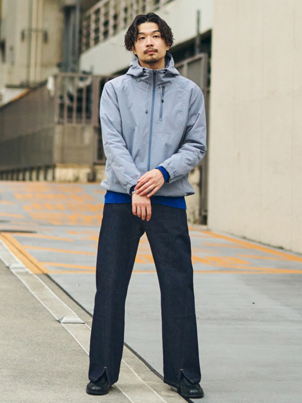 ブラック系のローファー、ブラック系のデニムパンツ、ブルー系のニット/セーターを着用したメンズの秋コーディネートの1枚目の写真
