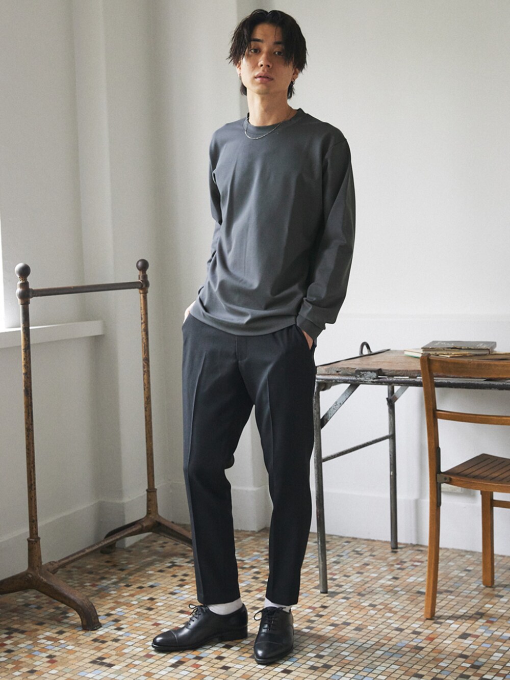 グレー系のTシャツ/カットソーを着用したメンズの夏コーディネートの1枚目の写真
