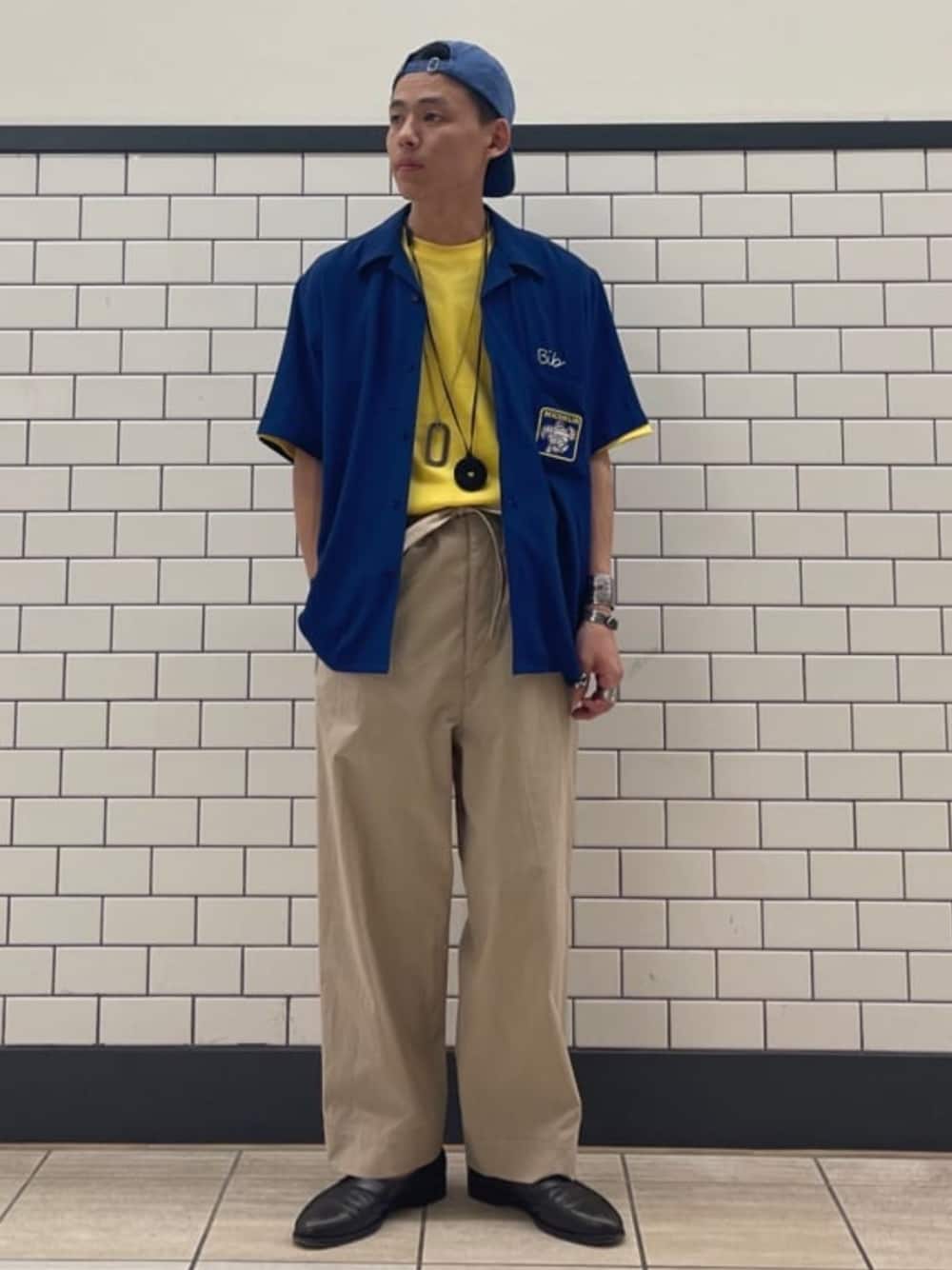 イエロー系のTシャツ/カットソー、ブルー系のシャツ/ブラウスを着用したメンズの春コーディネートの1枚目の写真