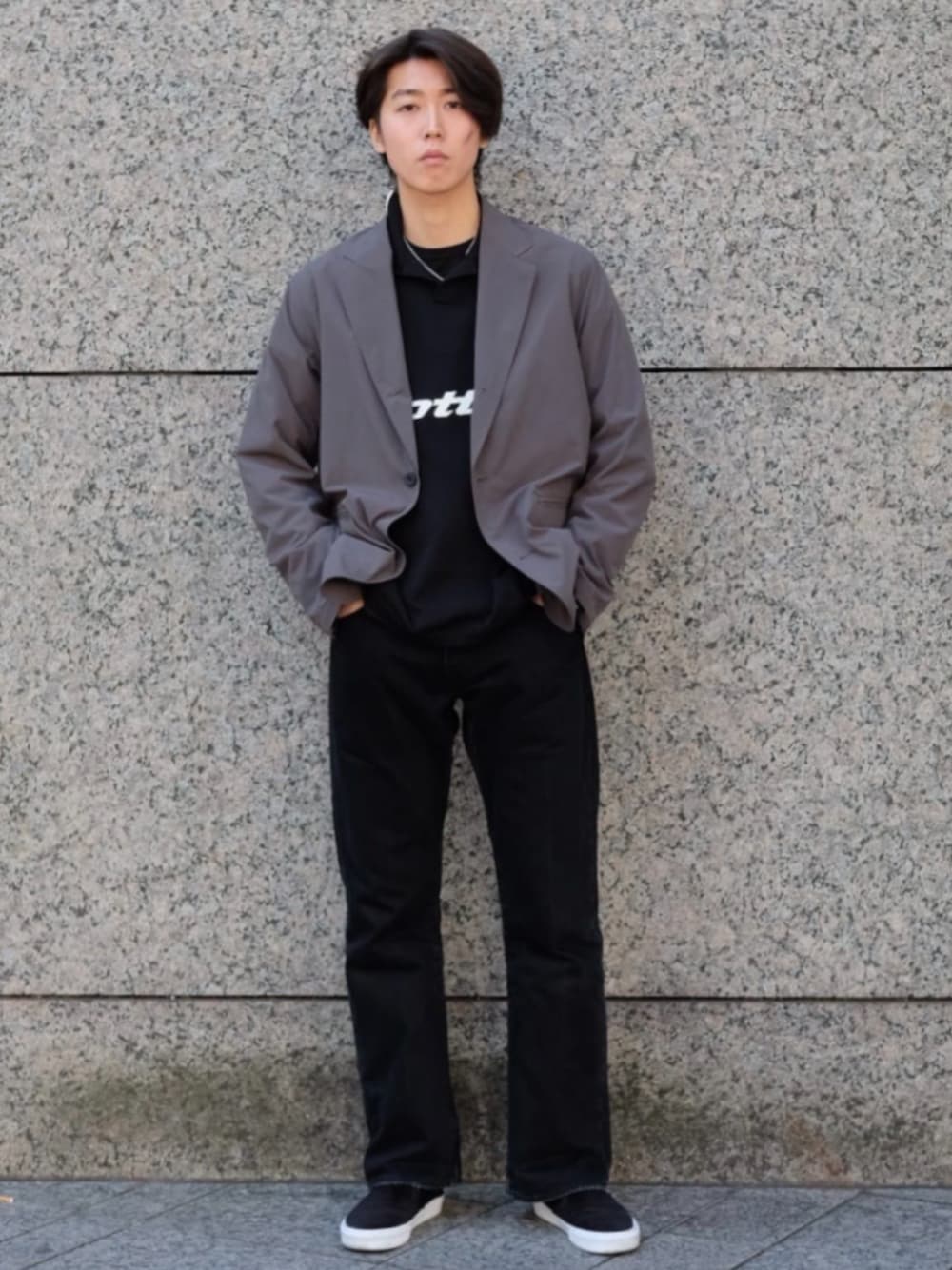 グレー系のテーラードジャケット、ブラック系のデニムパンツ、ブラック系のニット/セーターを着用したメンズの冬コーディネートの1枚目の写真