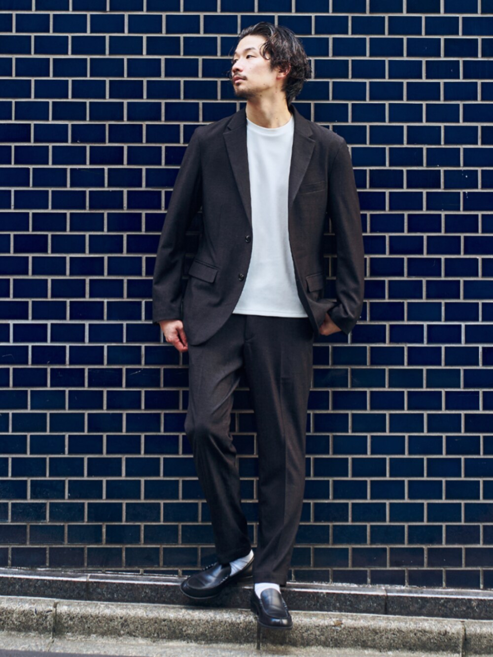 ブラック系のローファー、ホワイト系のTシャツ/カットソー、ブラック系のセットアップを着用したメンズの秋コーディネートの1枚目の写真