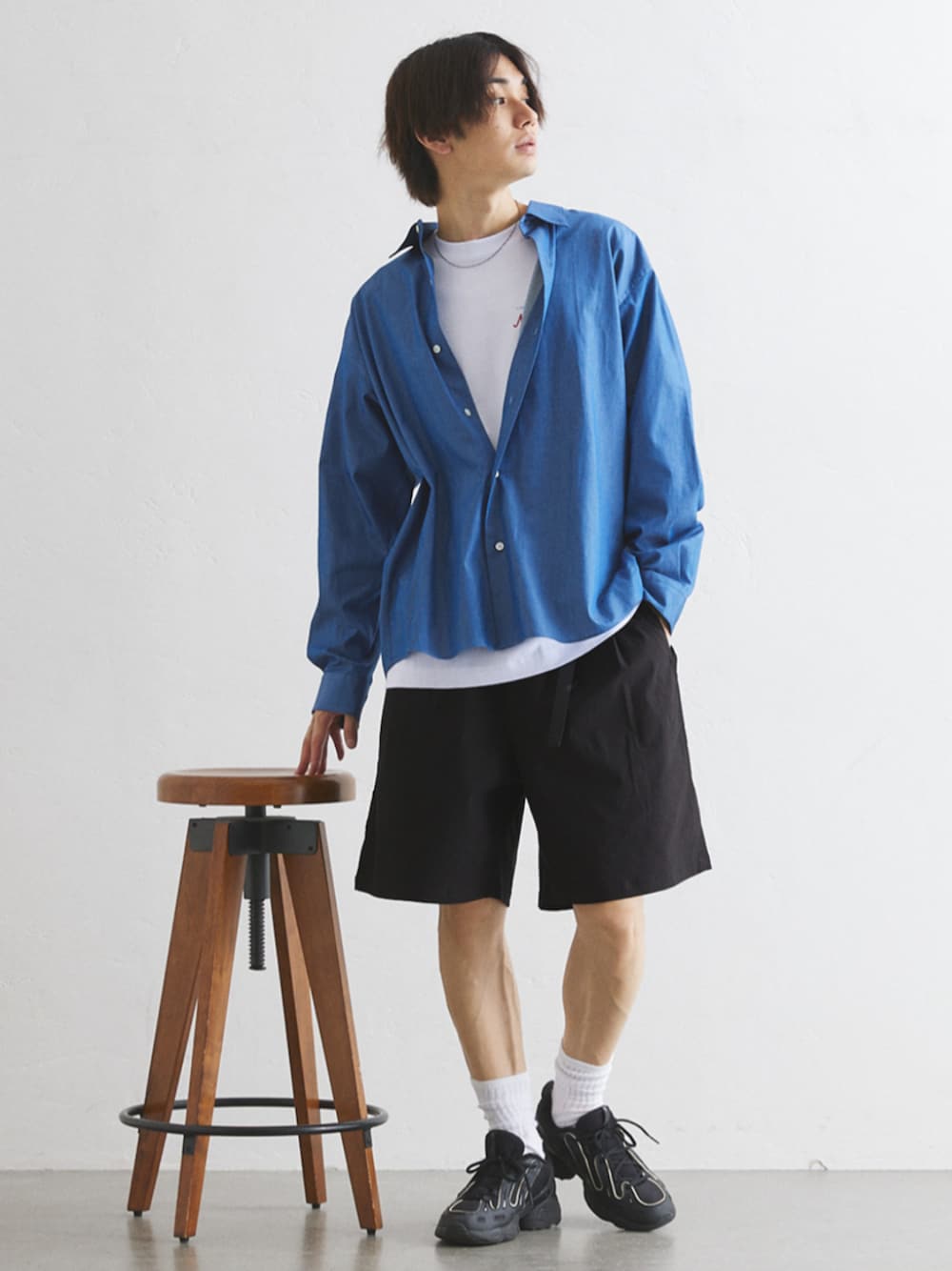 ブラック系のカーゴパンツ、ブルー系のシャツ/ブラウスを着用したメンズの夏コーディネートの1枚目の写真