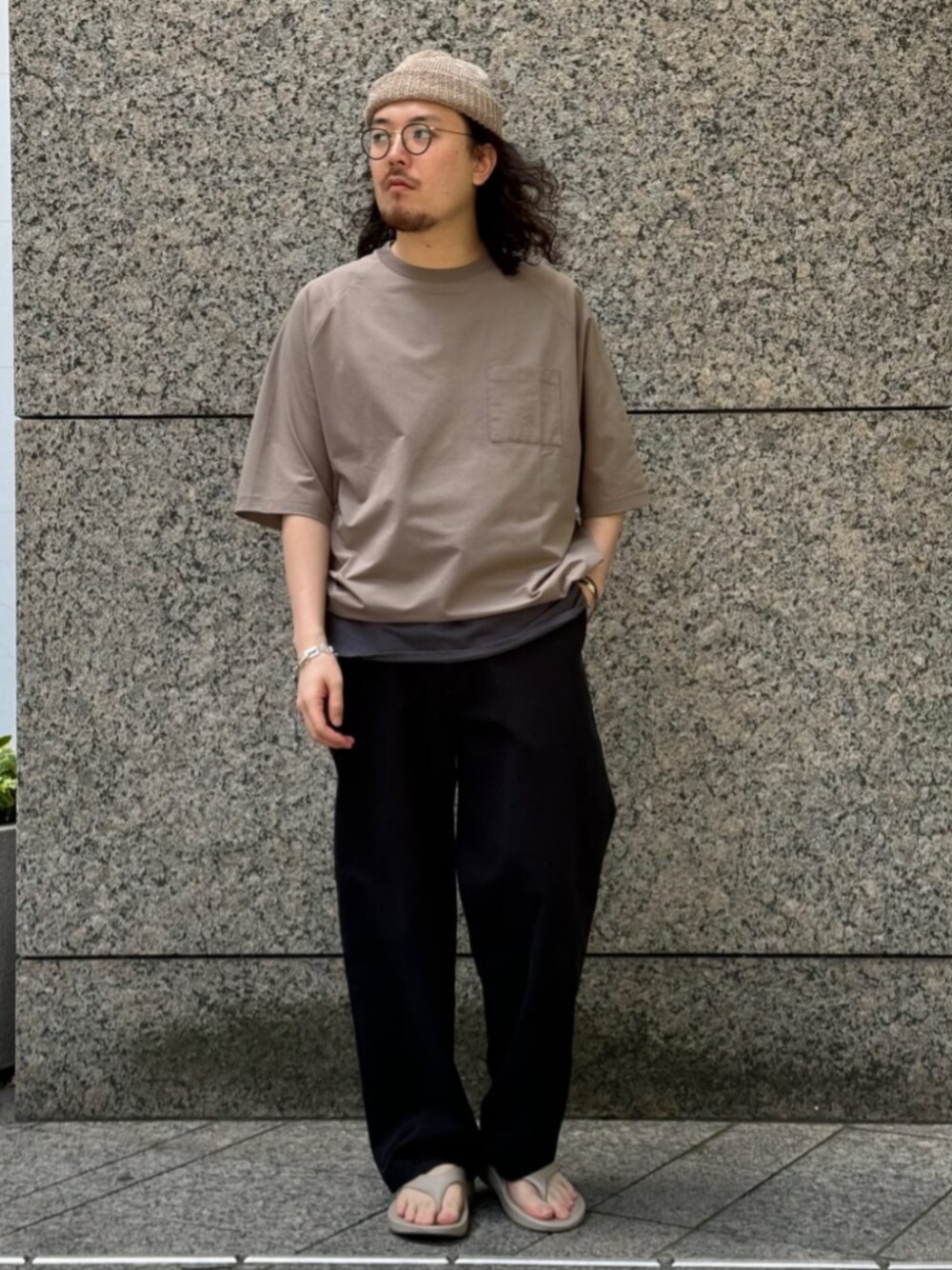 ベージュ系のTシャツ/カットソー、グレー系のタンクトップ、ベージュ系のサンダルを着用したメンズの春コーディネートの1枚目の写真