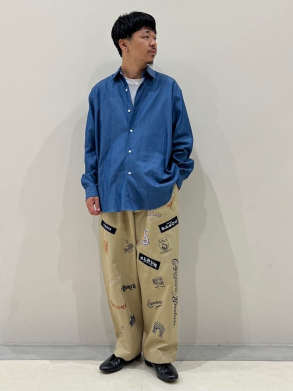 ベージュ系のチノパンツ、ブルー系のシャツ/ブラウスを着用したメンズの秋コーディネートの1枚目の写真