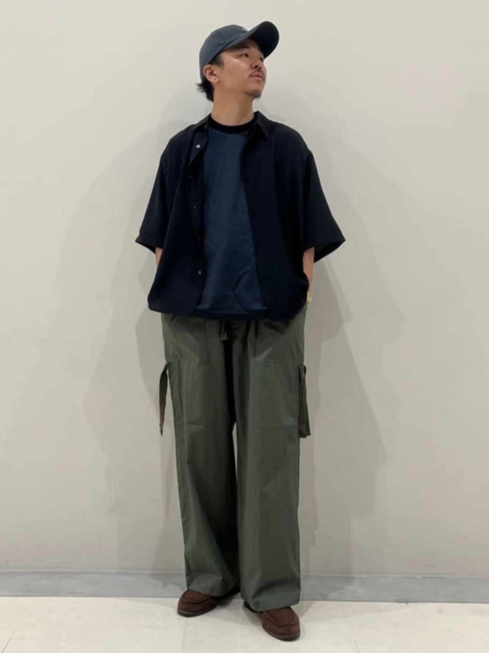 ブラック系のシャツ/ブラウス、グレー系のTシャツ/カットソーを着用したメンズの夏コーディネートの1枚目の写真