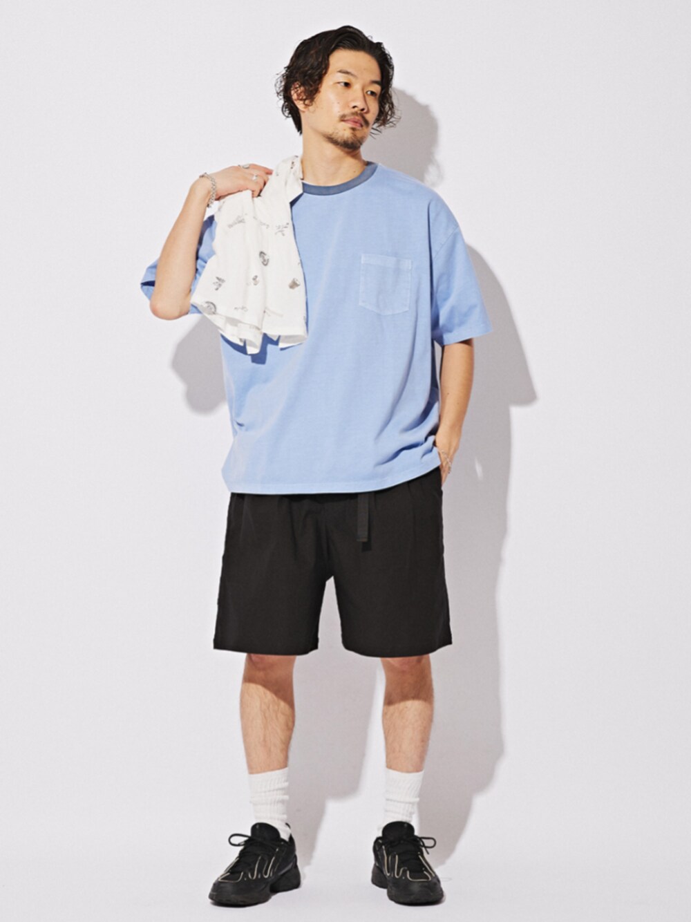 ブルー系のTシャツ/カットソー、ブラック系のカーゴパンツ、ホワイト系のシャツ/ブラウスを着用したメンズの夏コーディネートの1枚目の写真