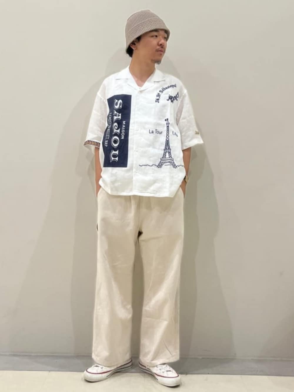 ホワイト系のシャツ/ブラウス、ベージュ系のニットキャップ/ビーニーを着用したメンズの夏コーディネートの1枚目の写真