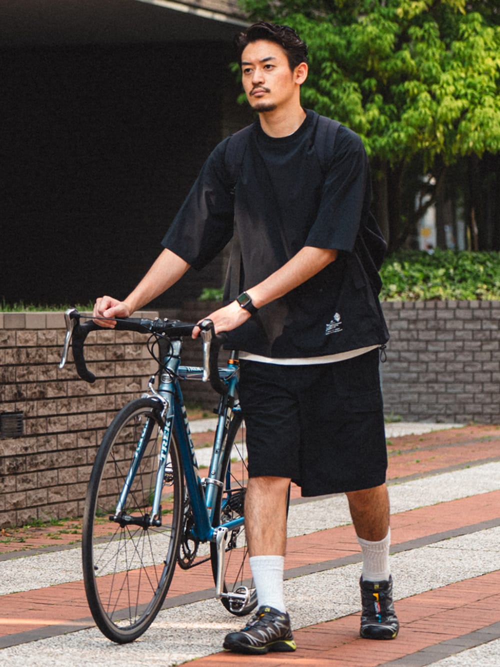 ブラック系のTシャツ/カットソー、ホワイト系のTシャツ/カットソーを着用したメンズの夏コーディネートの1枚目の写真