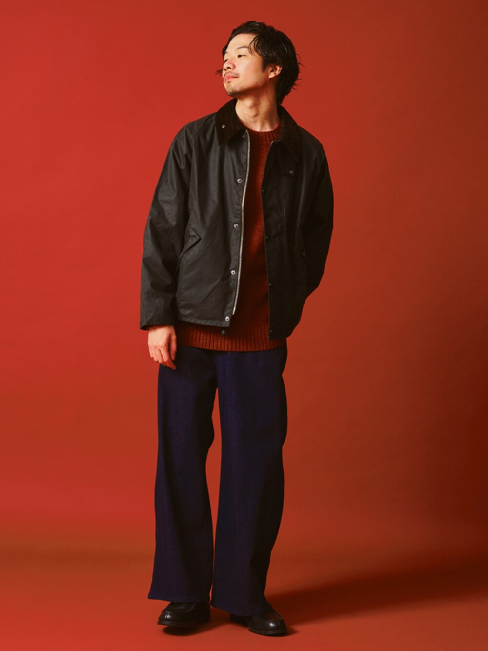 ブラック系のローファー、グリーン系のその他アウターを着用したメンズの秋コーディネートの1枚目の写真