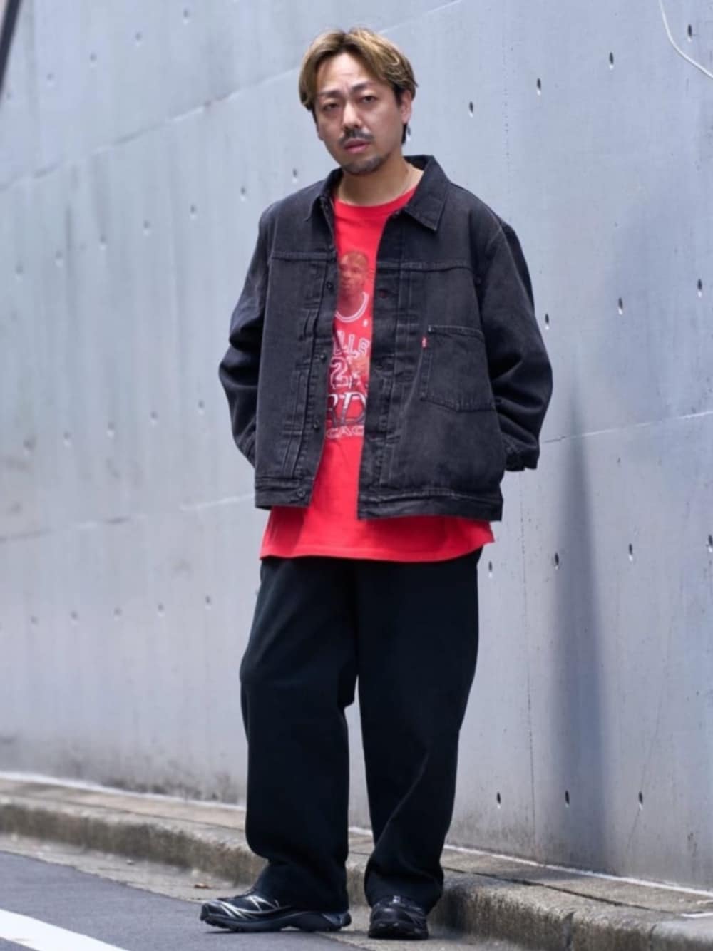 ブラック系のチノパンツ、ブラック系のデニムジャケットを着用したメンズの夏コーディネートの1枚目の写真