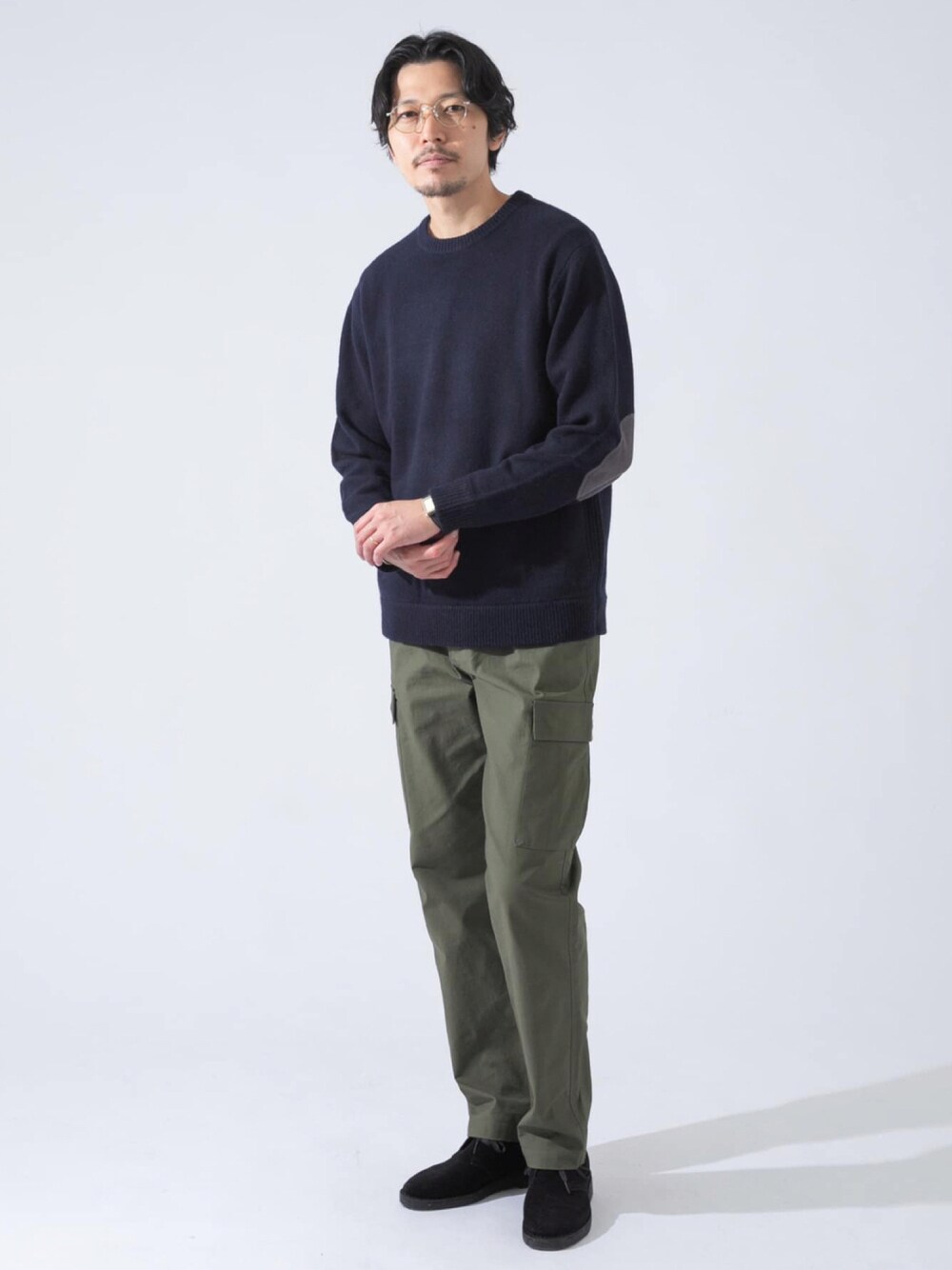 「カーゴパンツ、ニット、チャッカブーツ、ミリタリーパンツ、休日スタイル、シンプル、オトナカジュアル、秋のコーデ、カーキ、オリーブ」｜「URBAN RESEARCH ROSSO MENの【一部WEB限定カラー】バックサテンイージーカーゴパンツ（カーゴパンツ、グリーン系）」を使った、Jさん（メンズ・184cm）の秋コーディネートの1枚目の写真