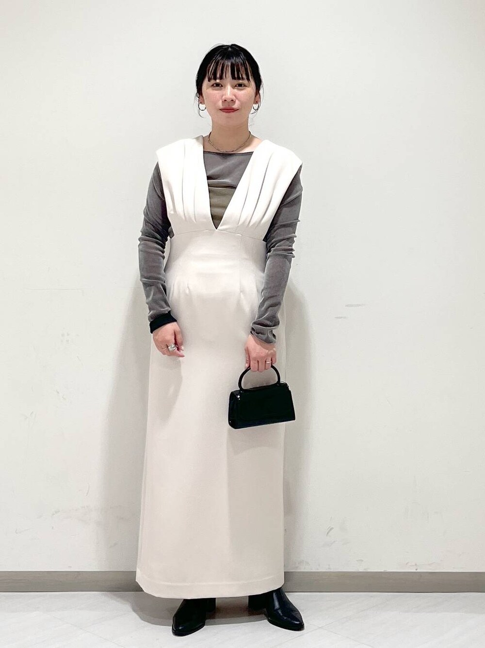 「体型カバー、カジュアル、ワントーン、SNAP_apart by lowrys、apart by lowrys、おでかけ、秋コーデ」｜「A part byのＶギャザージャンスカ（ジャンパースカート、ホワイト系）」を使った、さちさん（レディース・155cm）の秋コーディネートの1枚目の写真