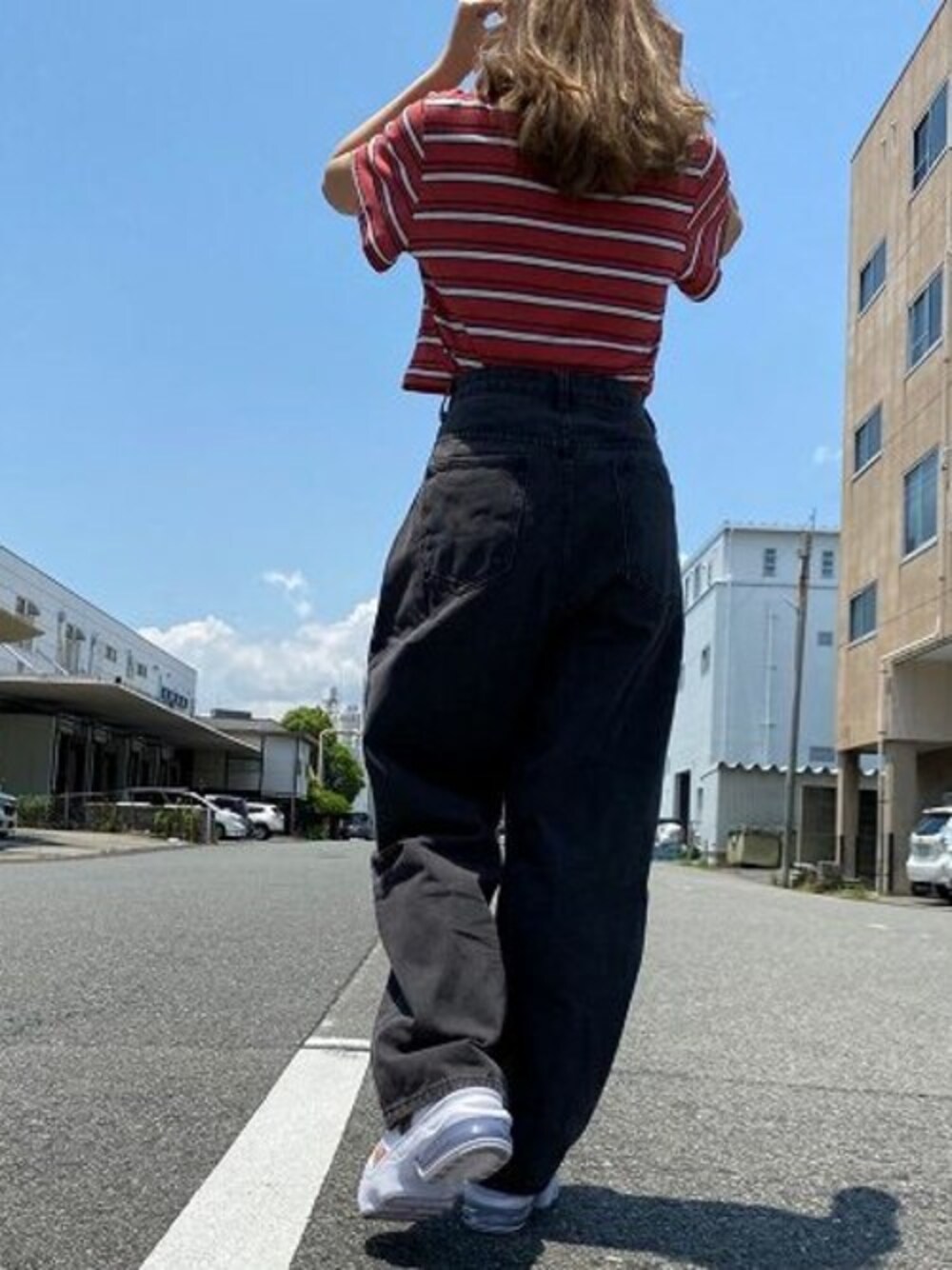 「＃デニム、#タックパンツ、#デニムコーデ」｜「DAY CLOSETのレディース ハイウエスト＆タックのルーズデニムパンツ（デニムパンツ、ブラック系）」を使った、DAY CLOSETさん（レディース・160cm）の秋コーディネートの1枚目の写真