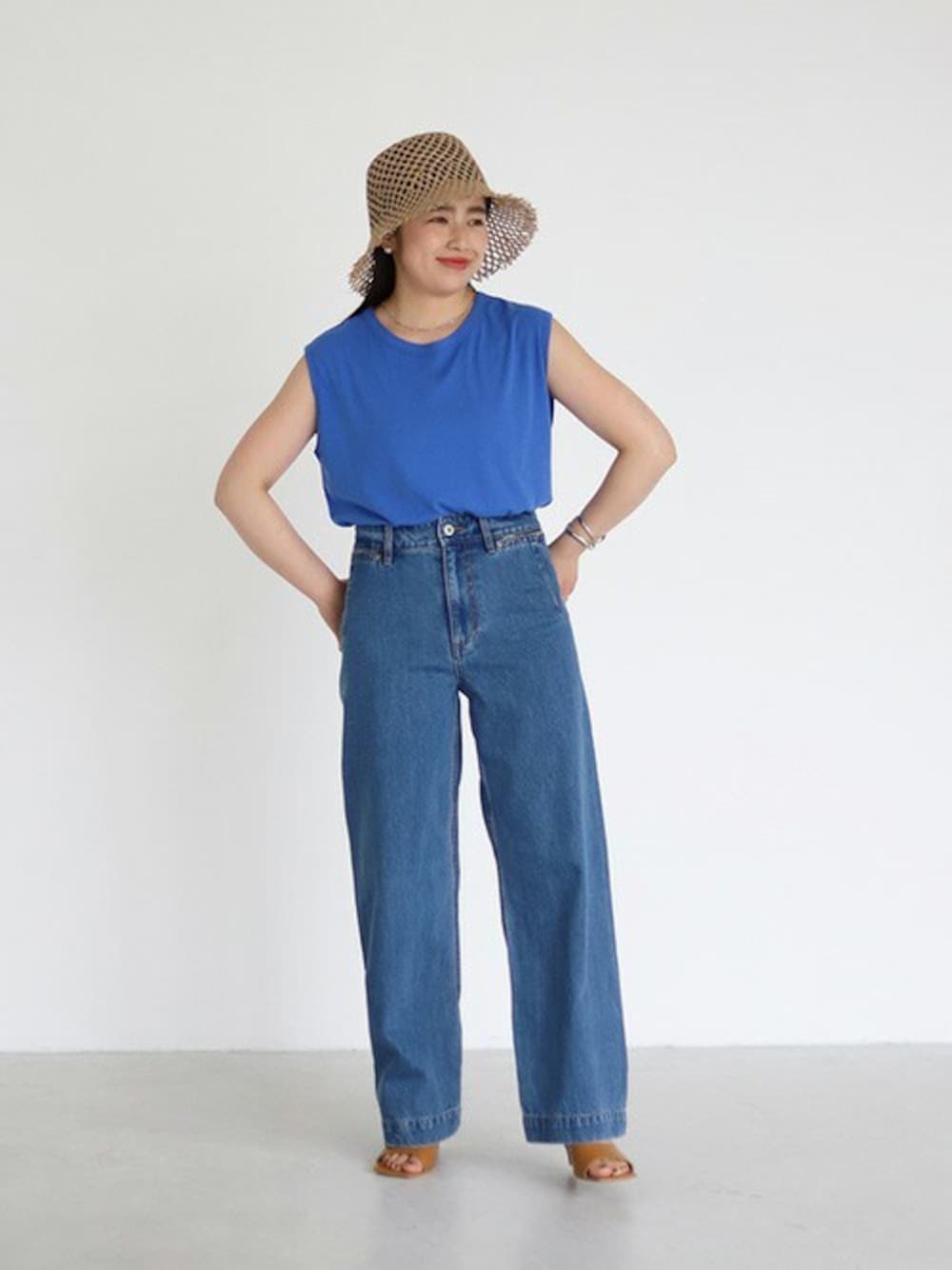 「ブルー、大人カジュアル、休日スタイル、デニムパンツ、タンクトップ、バギーパンツ、春夏コーデ、slobeiena、スローブイエナ、SLOBE IENA」｜「SLOBE IENAのハイスピン天竺タンク（タンクトップ、ブルー系）」を使った、hinakoさん（レディース・150cm）の夏コーディネートの1枚目の写真