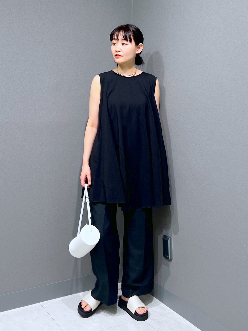 「apartbylowrys、アパートバイローリーズ、春夏コーデ、初夏コーデ、モノトーン、休日スタイル、シンプル、大人カジュアル、カジュアル、ラクチンコーデ、ワンピース、ミニバッグ、ネックカフ、サンダル、ワントーンコーデ」｜「A part byのネックカフ（ネックレス、シルバー系）」を使った、momoさん（レディース・165cm）の春コーディネートの1枚目の写真